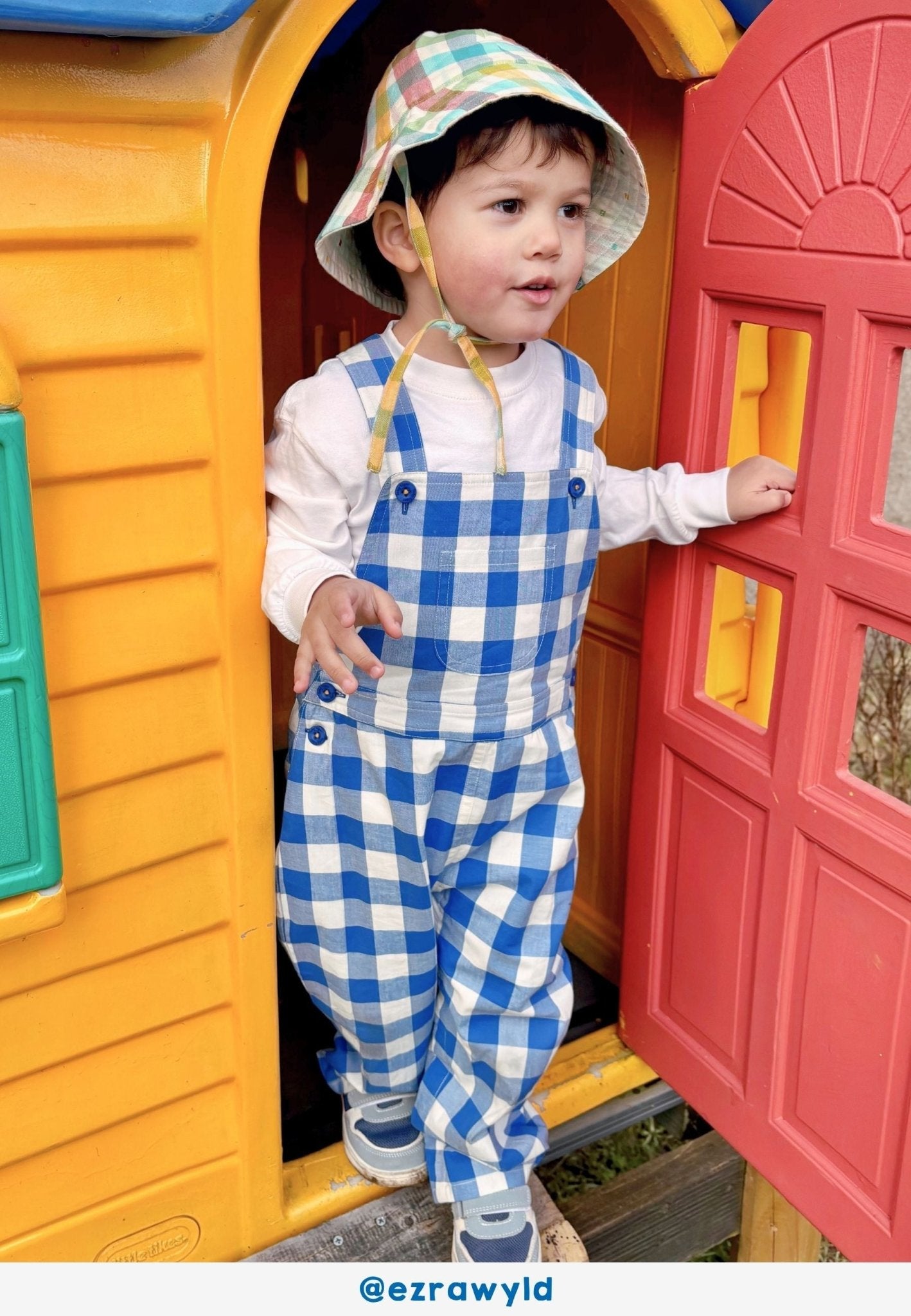 Bio - Baumwoll Kinder Latzhose mit blauem großkarierten - Muster - Toby Tiger GmbH