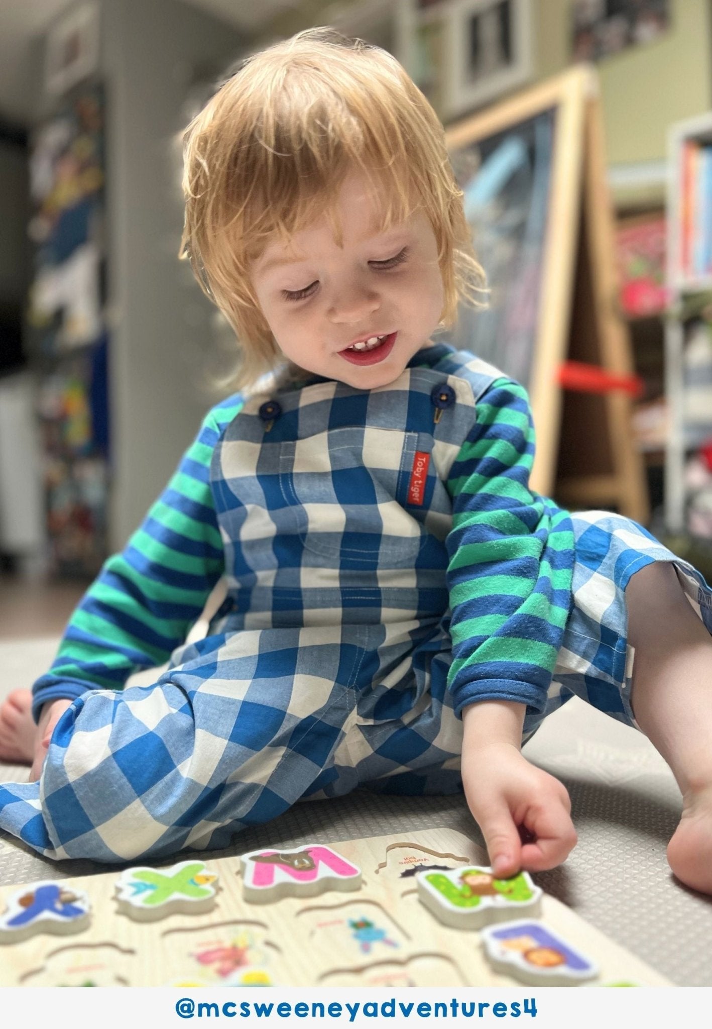 Bio - Baumwoll Kinder Latzhose mit blauem großkarierten - Muster - Toby Tiger GmbH