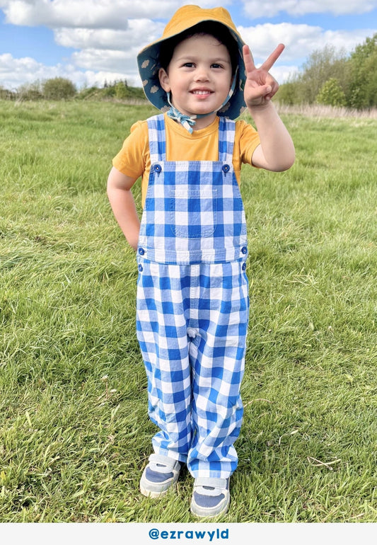 Bio - Baumwoll Kinder Latzhose mit blauem großkarierten - Muster - Toby Tiger GmbH