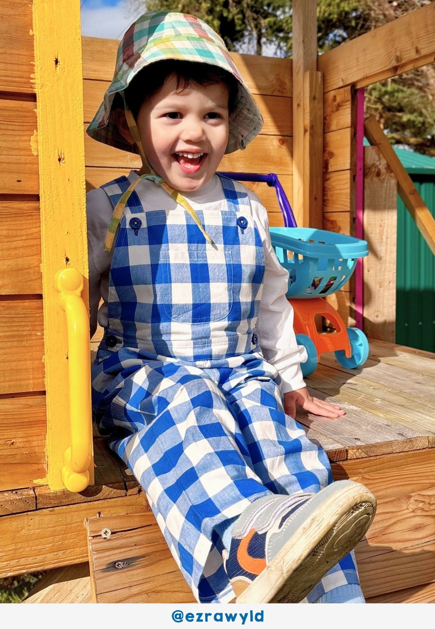 Bio - Baumwoll Kinder Latzhose mit blauem großkarierten - Muster - Toby Tiger GmbH
