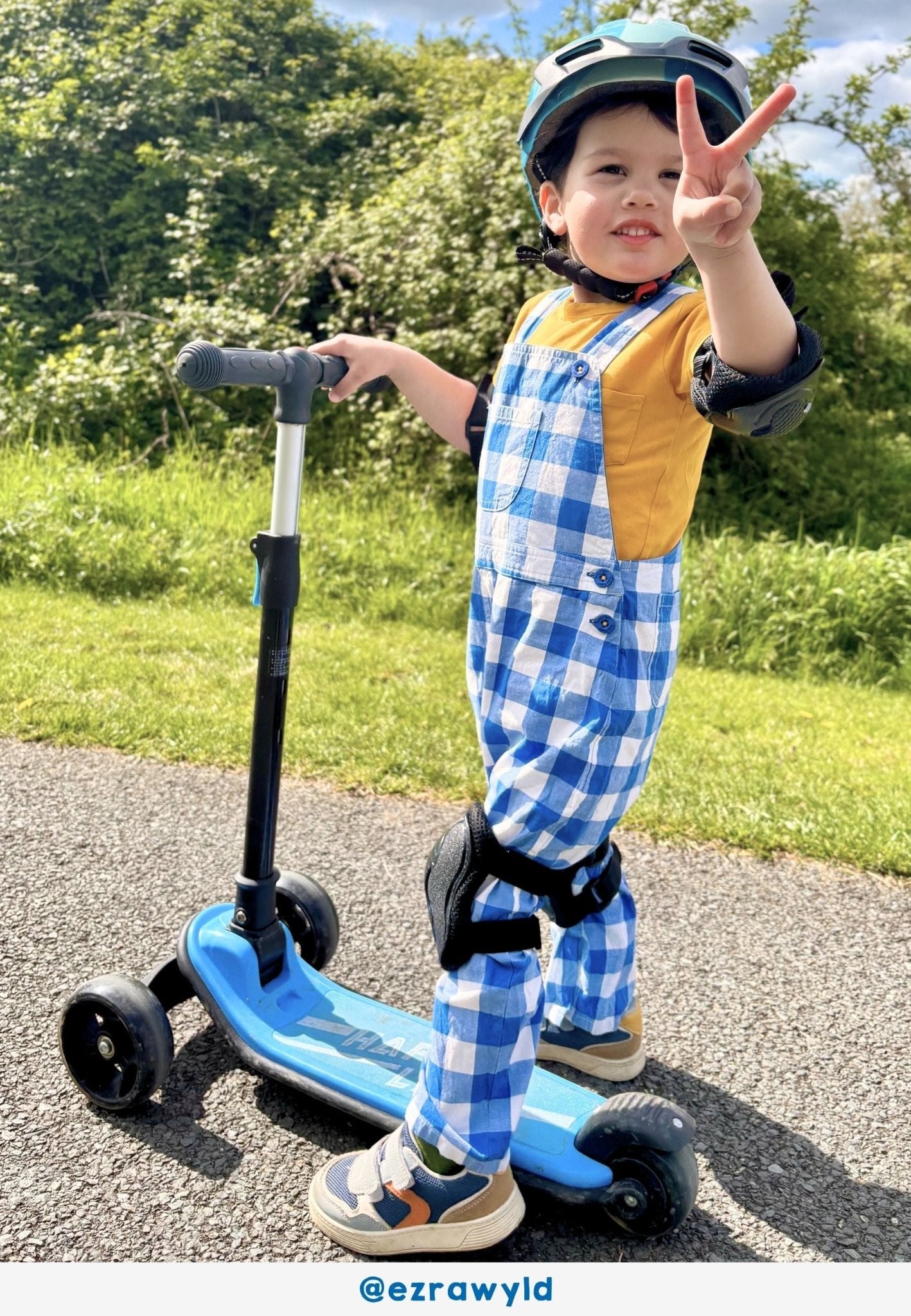 Bio - Baumwoll Kinder Latzhose mit blauem großkarierten - Muster - Toby Tiger GmbH