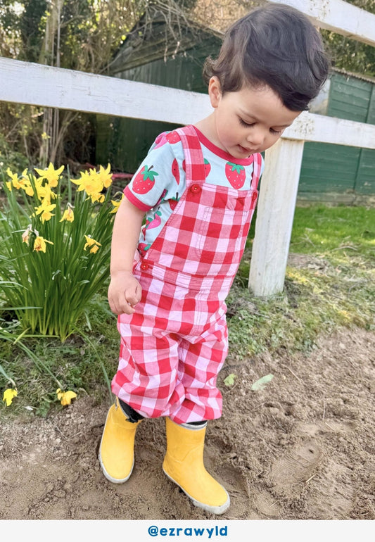 Bio - Baumwoll Kinder Latzhose mit rotem großkarierten - Muster - Toby Tiger GmbH