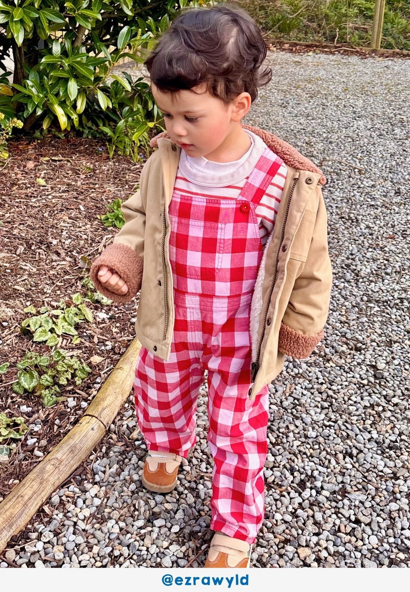 Bio - Baumwoll Kinder Latzhose mit rotem großkarierten - Muster - Toby Tiger GmbH