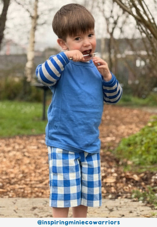 Bio - Baumwoll Kinder Shorts mit blauem großkarierten - Muster - Toby Tiger GmbH