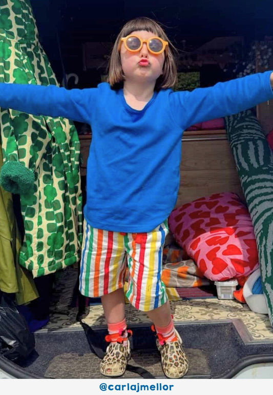 Bio - Baumwoll Kinder Shorts mit bunten Streifen - Toby Tiger GmbH