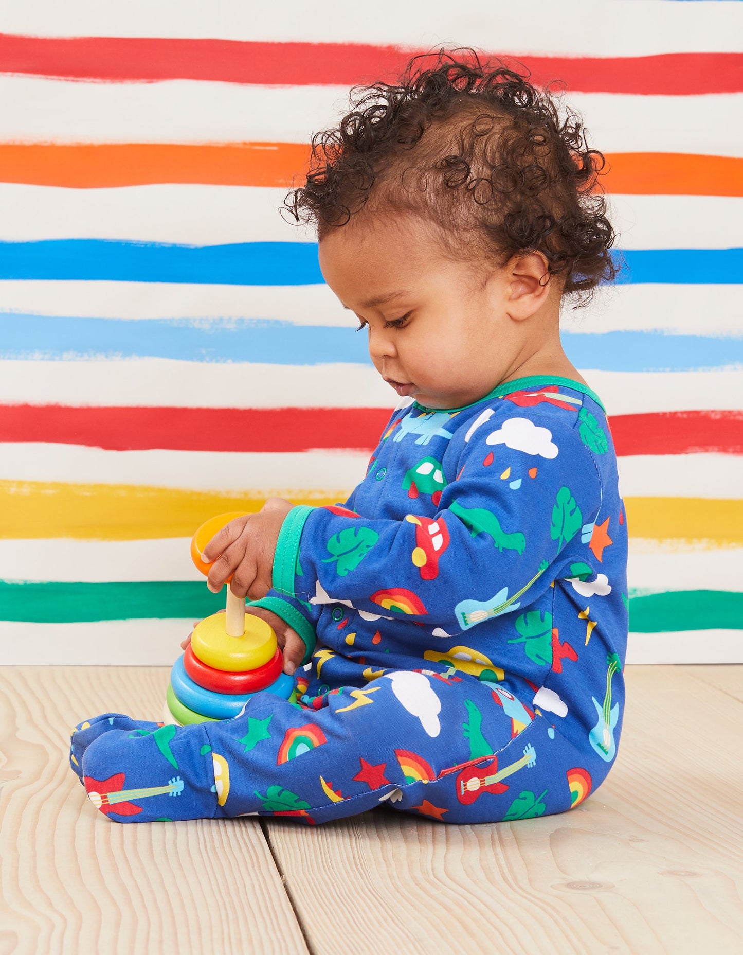 Onesie pajamas with colorful print made from organic cotton, closed feet