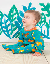 Laden Sie das Bild in den Galerie-Viewer, Baby Schlafanzug aus Bio Baumwolle mit Löwen Print
