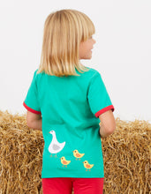 Laden Sie das Bild in den Galerie-Viewer, T-Shirt aus Bio Baumwolle mit Bauernhof Applikation
